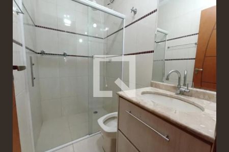 Banheiro com chuveiro e pia, com piso de porcelanato e bancada de granito. de casa à venda com 6 quartos, 137m² em Vila Medeiros, São Paulo