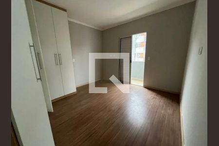 Quarto com móveis brancos e piso de madeira, com vista para a rua. de casa à venda com 6 quartos, 137m² em Vila Medeiros, São Paulo