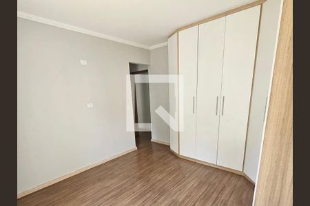 Quarto com móveis de armário brancos e madeira, piso de madeira, iluminação boa, sem decoração. de casa à venda com 6 quartos, 137m² em Vila Medeiros, São Paulo