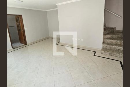 Sala com piso de porcelanato, paredes pintadas de branco e escada de granito. de casa à venda com 6 quartos, 137m² em Vila Medeiros, São Paulo