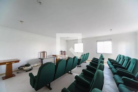 Sala de reuniões com 12 cadeiras verdes e mobiliário simples. de apartamento à venda com 4 quartos, 96m² em Centro, São Bernardo do Campo