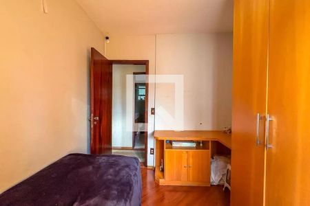 Quarto com cama, armário e porta de vidro, com vista para a cidade. de apartamento à venda com 4 quartos, 96m² em Centro, São Bernardo do Campo
