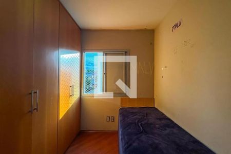 Quarto com vista para a cidade, com móveis de madeira e janela grande. de apartamento à venda com 4 quartos, 96m² em Centro, São Bernardo do Campo