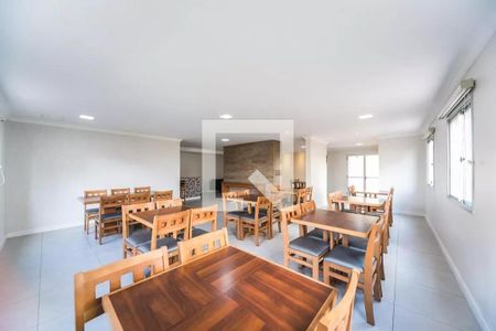 Sala com mesa e cadeiras de madeira e piso de porcelanato, iluminada por luz natural e artificial. de apartamento à venda com 4 quartos, 96m² em Centro, São Bernardo do Campo