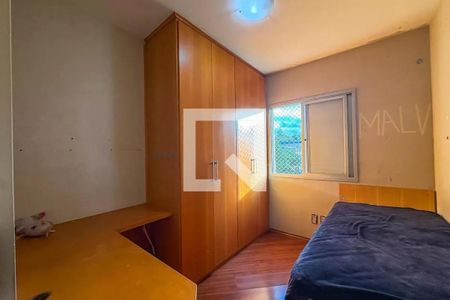 Quarto com móveis de madeira e cama simples, com vista para a rua. de apartamento à venda com 4 quartos, 96m² em Centro, São Bernardo do Campo