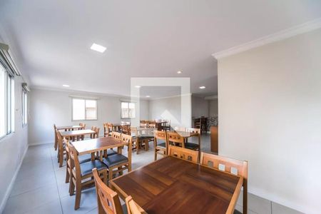 Sala de reuniões com mesas e cadeiras de madeira, iluminação natural e vista para a cidade. de apartamento à venda com 4 quartos, 96m² em Centro, São Bernardo do Campo