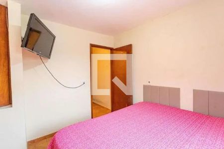Cama com colchão rosa e TV montada na parede, com porta de madeira e janelas pequenas. de casa à venda com 3 quartos, 160m² em Casa Grande, Diadema