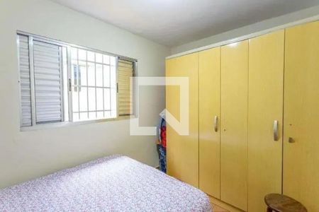Quarto com cama, armário e janela com persianas de madeira. de casa à venda com 3 quartos, 160m² em Casa Grande, Diadema