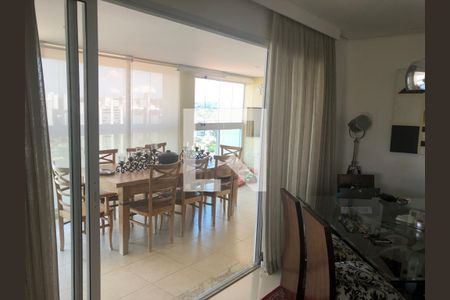 Comedor com mesa de madeira e cadeiras, com vista para a cidade, iluminado por luz natural e com decoração simples. de apartamento à venda com 6 quartos, 220m² em Santo Amaro, São Paulo