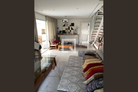 Sala com sofá de cor branca e preta, com almofadas coloridas, mesa de vidro e lámpadas de design. de apartamento à venda com 6 quartos, 220m² em Santo Amaro, São Paulo