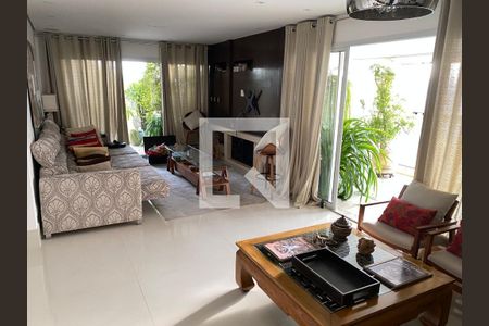 Sala com sofá, mesas e cadeiras, com vista para a varanda e jardim. de apartamento à venda com 6 quartos, 220m² em Santo Amaro, São Paulo