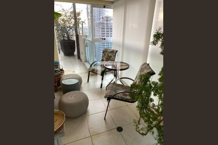 Patio com duas cadeiras e mesa, com vista para a cidade, com plantas e vasos de flores. de apartamento à venda com 6 quartos, 220m² em Santo Amaro, São Paulo