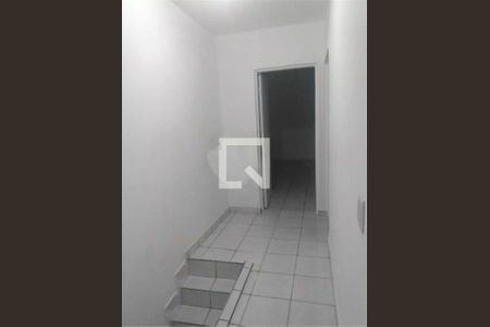 Casa à venda com 4 quartos, 220m² em Vila Zat, São Paulo
