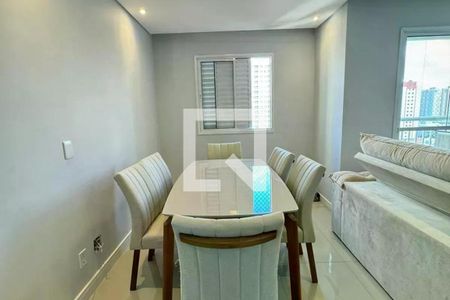 Sala de jantar com mesa e cadeiras brancas e vista para a cidade. de apartamento à venda com 2 quartos, 64m² em Vila Piratininga, São Paulo