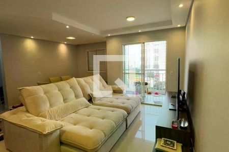Sala de estar com sofá branco e TV em uma sala de estar moderna e iluminada. de apartamento à venda com 2 quartos, 64m² em Vila Piratininga, São Paulo