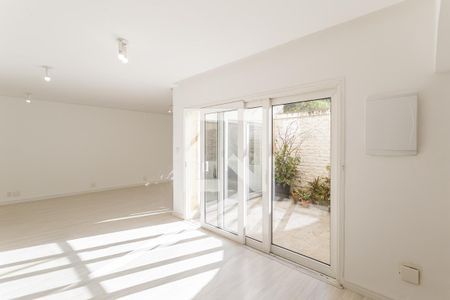 Sala de casa de condomínio para alugar com 3 quartos, 250m² em Vila Nova Conceição, São Paulo