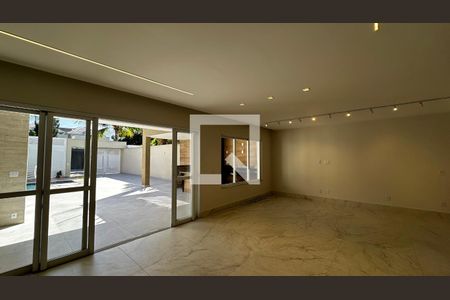 Sala de casa de condomínio à venda com 4 quartos, 273m² em Recreio dos Bandeirantes, Rio de Janeiro