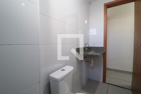 Banheiro Social de apartamento para alugar com 2 quartos, 61m² em Umuarama, Uberlândia