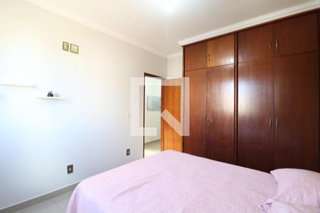 Quarto 1 de apartamento para alugar com 2 quartos, 65m² em Santa Mônica, Uberlândia