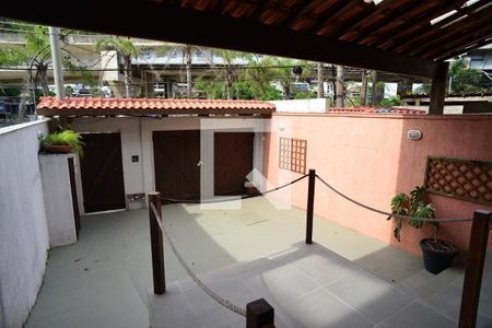Fachada de casa de condomínio à venda com 6 quartos, 400m² em Barra da Tijuca, Rio de Janeiro