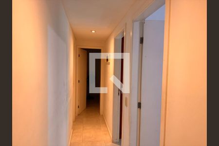 Corredor de apartamento à venda com 4 quartos, 107m² em Barra da Tijuca, Rio de Janeiro