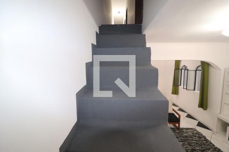 Escada de casa para alugar com 4 quartos, 140m² em Jardim Santo André, Santo André