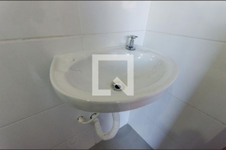 Banheiro de kitnet/studio para alugar com 1 quarto, 25m² em Vila Zat, São Paulo