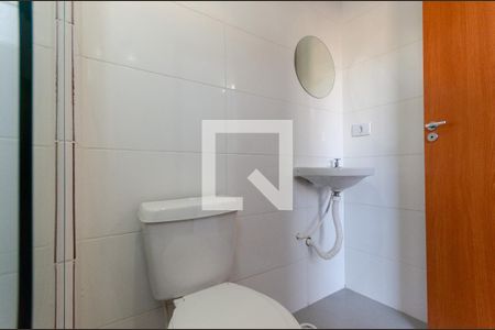 Banheiro de kitnet/studio para alugar com 1 quarto, 25m² em Vila Zat, São Paulo
