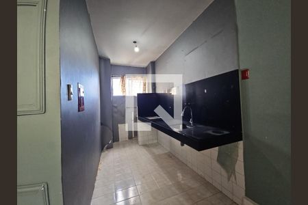 Cozinha de apartamento para alugar com 1 quarto, 28m² em Cosme de Farias, Salvador