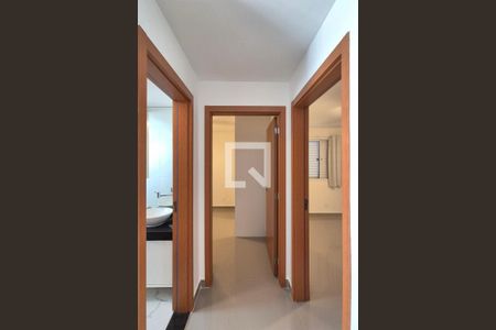 Corredor  de apartamento para alugar com 2 quartos, 45m² em Vila Satúrnia, Campinas