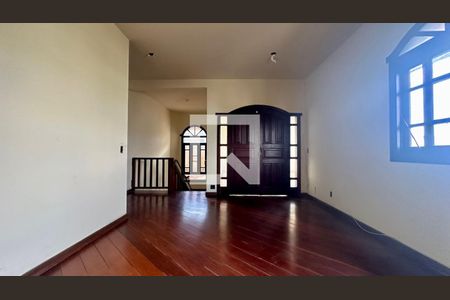 Casa à venda com 5 quartos, 300m² em Heliópolis, Belo Horizonte
