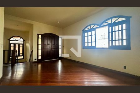 Casa à venda com 5 quartos, 300m² em Heliópolis, Belo Horizonte