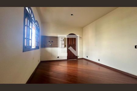 Casa à venda com 5 quartos, 300m² em Heliópolis, Belo Horizonte