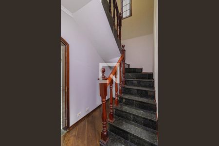 Escada de casa para alugar com 7 quartos, 392m² em Jardim Nossa Senhora do Carmo, São Paulo
