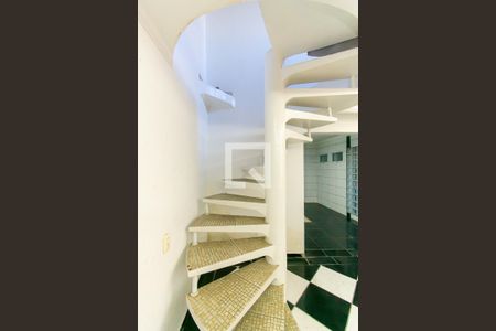Escada de casa à venda com 4 quartos, 300m² em Vila Nova, São Paulo