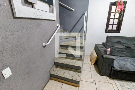 Escada acesso quartos de casa para alugar com 3 quartos, 140m² em Parque das Cigarreiras, Taboão da Serra