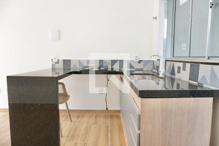 Sala e cozinha  de apartamento para alugar com 1 quarto, 45m² em Santa Cruz, Belo Horizonte