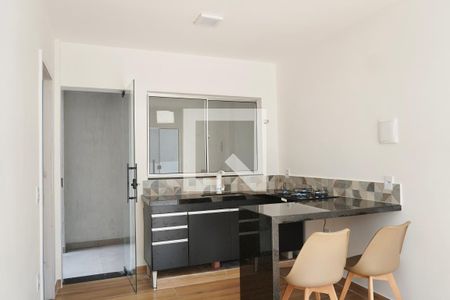 Sala e cozinha  de apartamento para alugar com 1 quarto, 45m² em Santa Cruz, Belo Horizonte