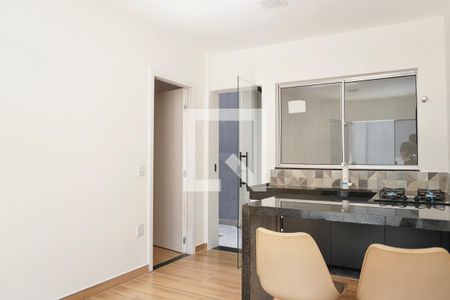 Sala e cozinha  de apartamento para alugar com 1 quarto, 45m² em Santa Cruz, Belo Horizonte