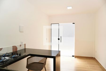 Sala e cozinha  de apartamento para alugar com 1 quarto, 45m² em Santa Cruz, Belo Horizonte