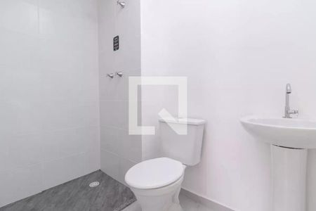 Banheiro com chuveiro e pia branca, com piso de porcelanato e teto branco. de apartamento à venda com 2 quartos, 42m² em Cidade Antônio Estêvão de Carvalho, São Paulo