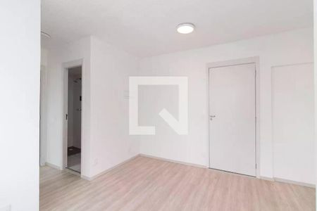 Parede branca com porta de cor branca e piso de madeira claro. de apartamento à venda com 2 quartos, 42m² em Cidade Antônio Estêvão de Carvalho, São Paulo