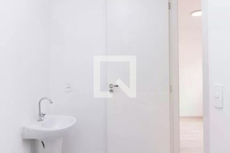 Banheiro com pia e torneira em um ambiente branco e minimalista. de apartamento à venda com 2 quartos, 42m² em Cidade Antônio Estêvão de Carvalho, São Paulo