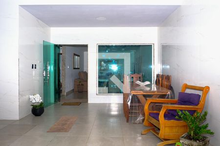 Casa para alugar com 3 quartos, 300m² em Santa Terezinha, Mesquita
