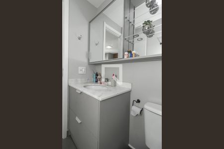 Banheiro da Suíte de apartamento à venda com 2 quartos, 60m² em São Sebastião, Porto Alegre