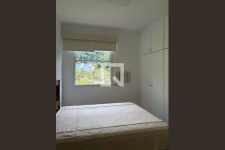Quarto com cama simples, janela e ar condicionado, com vista para a floresta. de apartamento para alugar com 3 quartos, 100m² em Gávea, Rio de Janeiro
