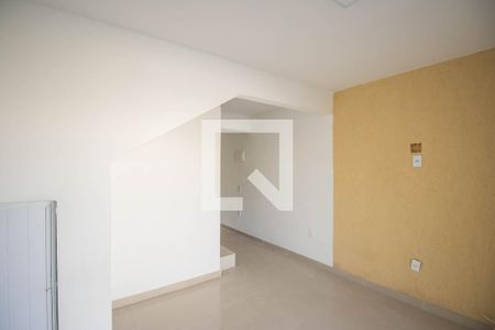 Sala de casa de condomínio para alugar com 2 quartos, 90m² em Colubandê, São Gonçalo