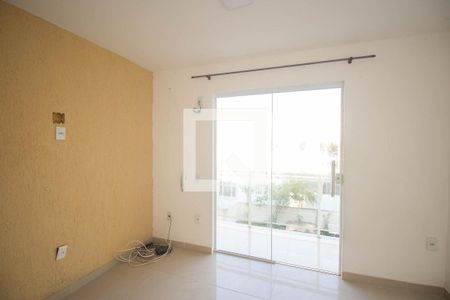 Sala de casa de condomínio para alugar com 2 quartos, 90m² em Colubandê, São Gonçalo