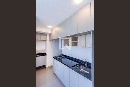 Sala, cozinha e área de serviço de apartamento para alugar com 2 quartos, 32m² em Parque Pan Americano, São Paulo