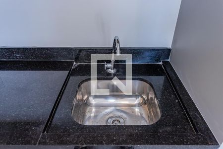 Sala, cozinha e área de serviço de apartamento para alugar com 2 quartos, 32m² em Parque Pan Americano, São Paulo